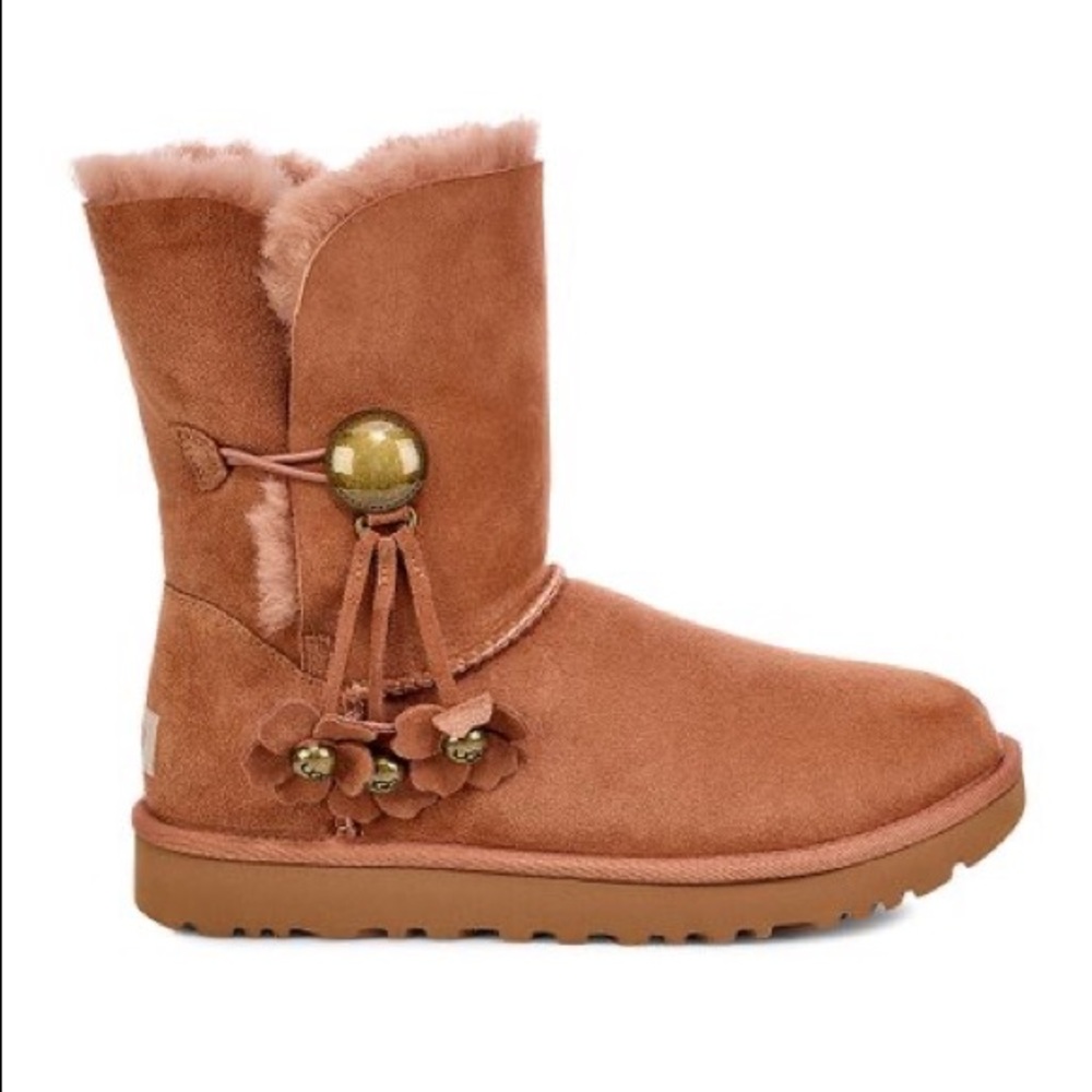 UGG Bailey button II Poppy size 6 new
